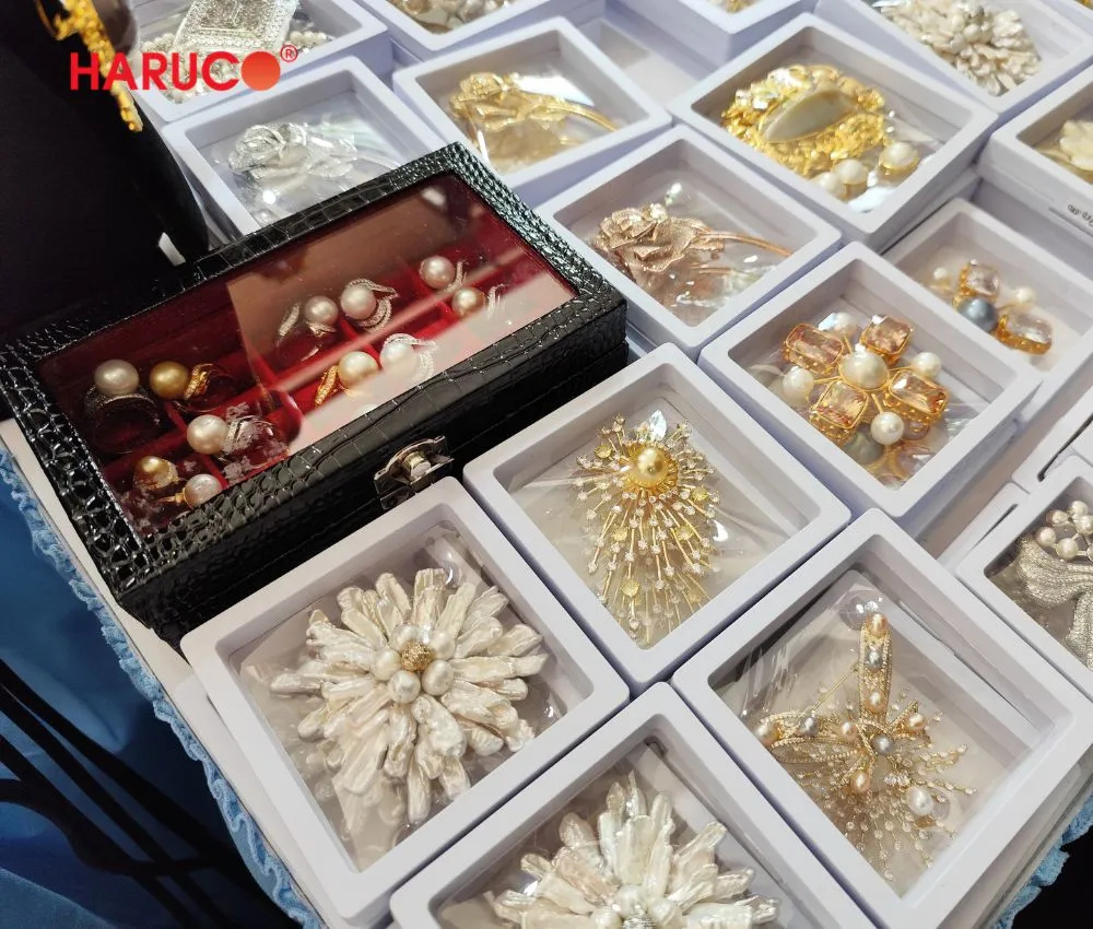 Một chiếc trâm cài áo nhỏ nhắn nhưng lấp lánh là món quà tinh tế