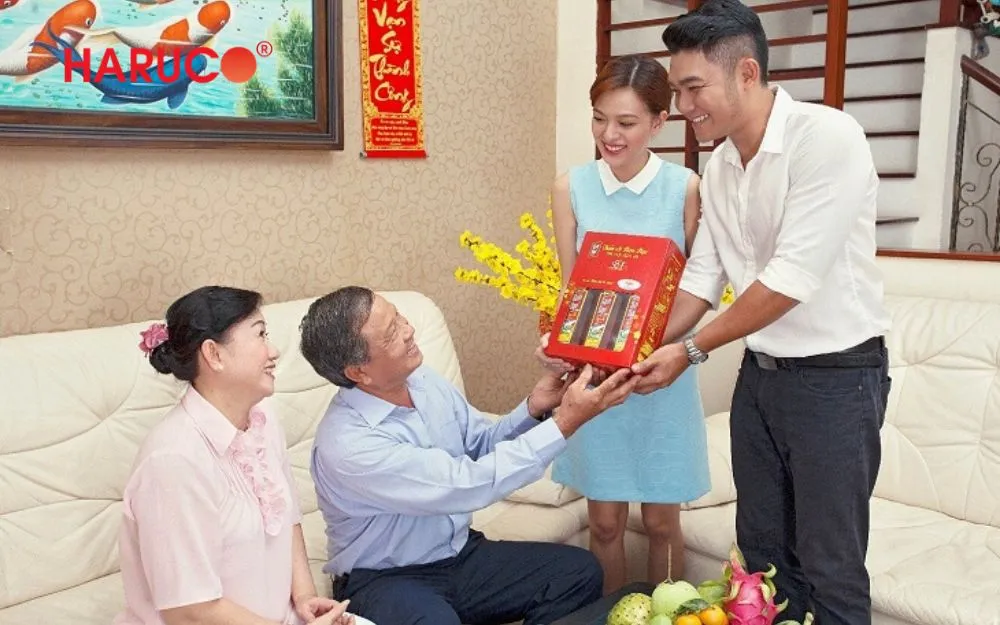 Mua quà tặng mẹ bạn gái giúp bạn tạo thiện cảm với gia đình người yêu