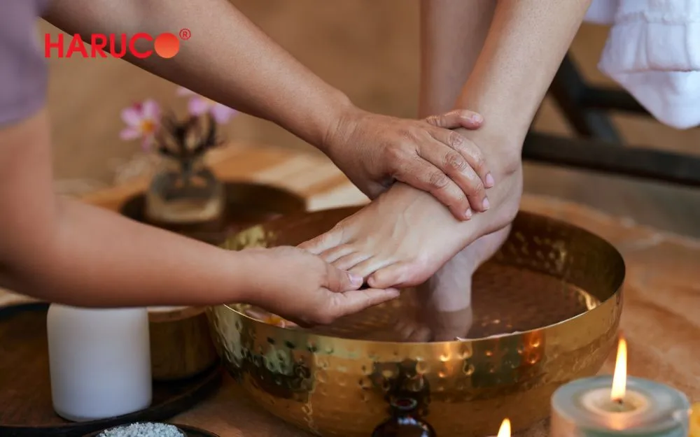 Nhiệt độ nước ngâm chân lý tưởng nhất là trong khoảng 38°C – 42°C