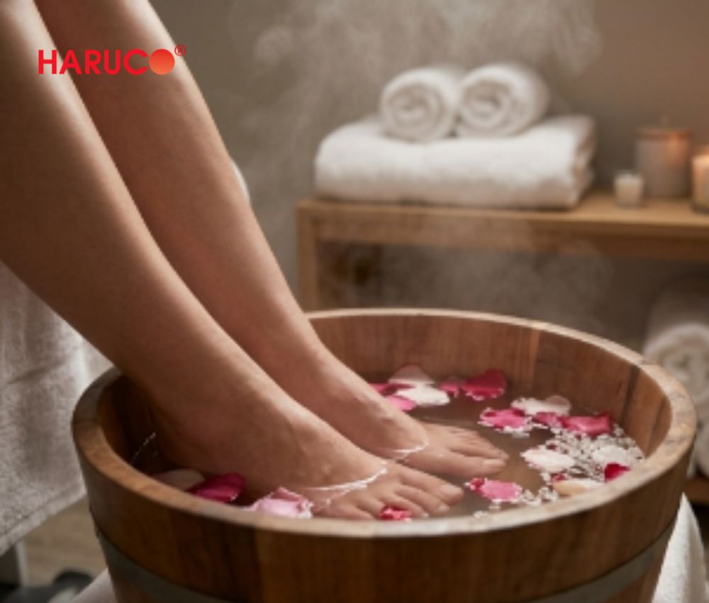 Lau khô chân và giữ ấm sau khi ngâm để tránh nhiễm khí lạnh