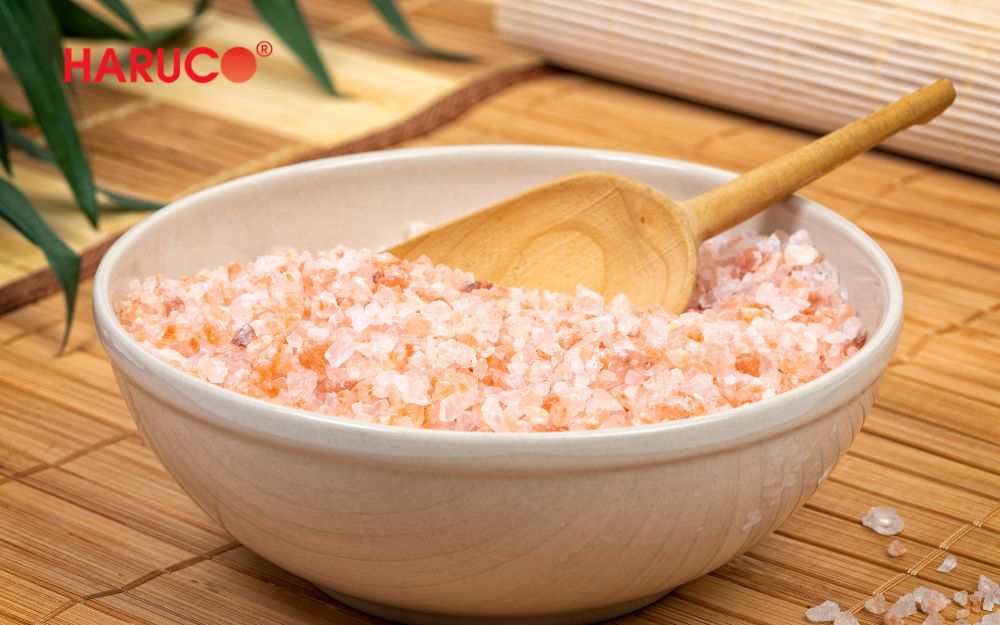 Ngâm chân với nước muối giúp loại bỏ bụi bẩn, giảm mùi hôi chân