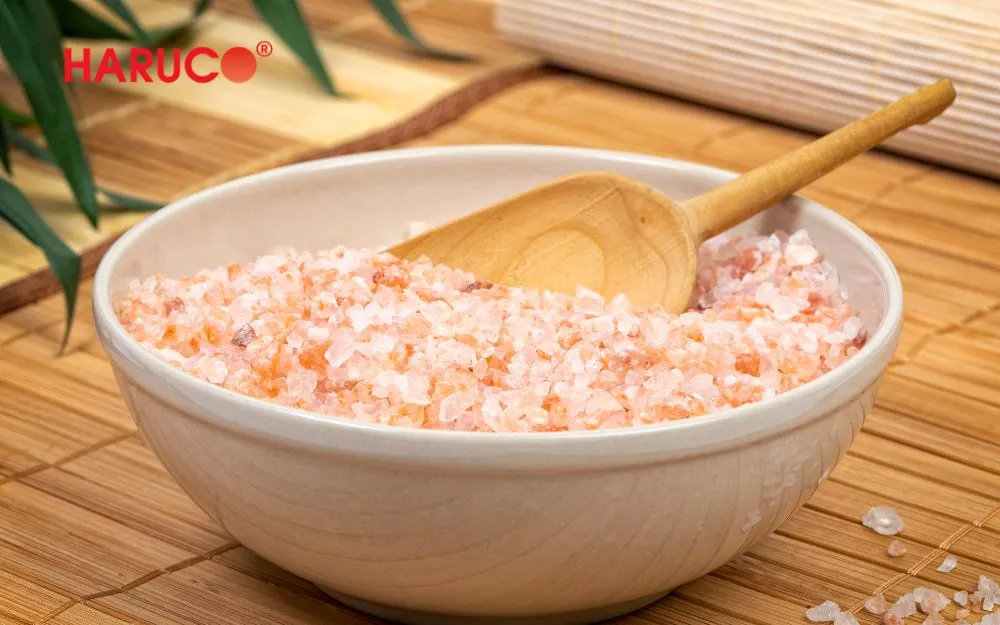 Ngâm chân với nước muối giúp loại bỏ bụi bẩn, giảm mùi hôi chân