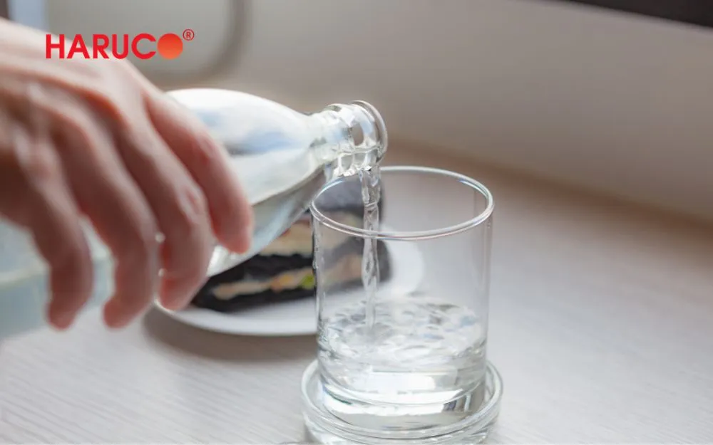 Bạn nên uống một ly nước ấm khoảng 200ml sau khi ngâm chân