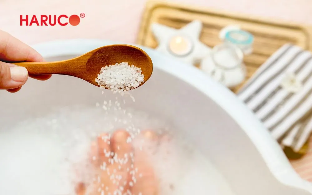 Ngâm chân nước nóng với muối hạt