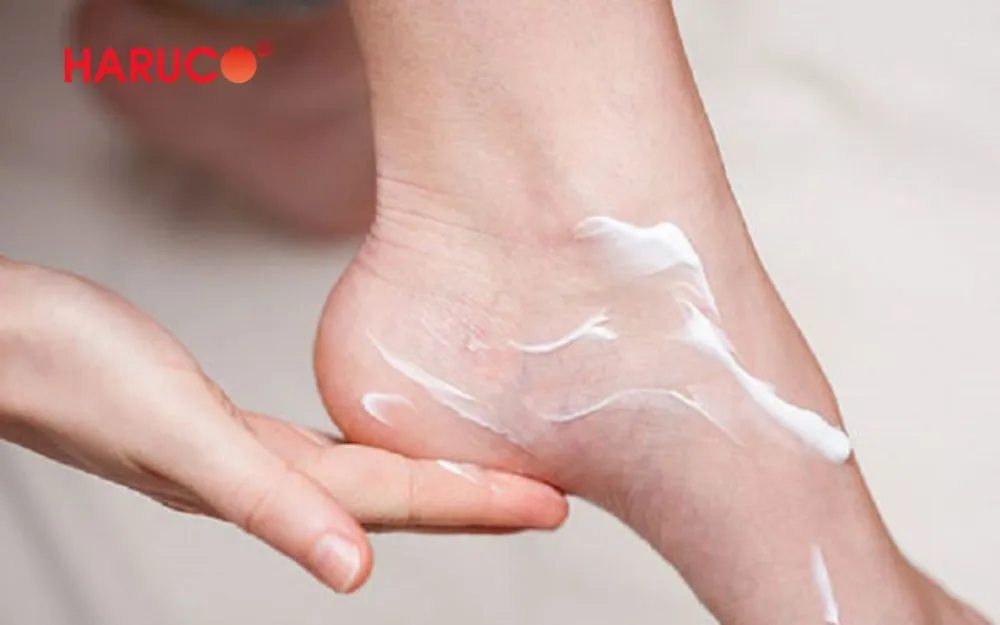 Bôi kem dưỡng sau khi ngâm chân giúp chân luôn mềm mại