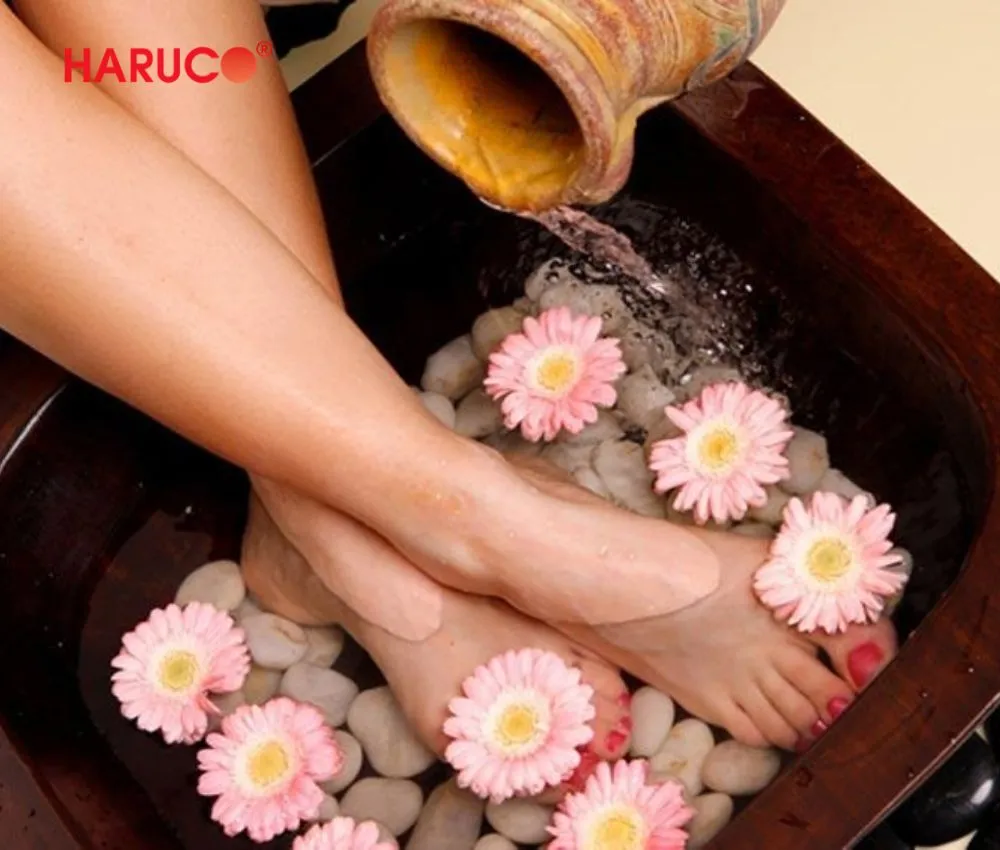 Người có vết thương hở hoặc viêm loét ở chân cần tránh ngâm chân
