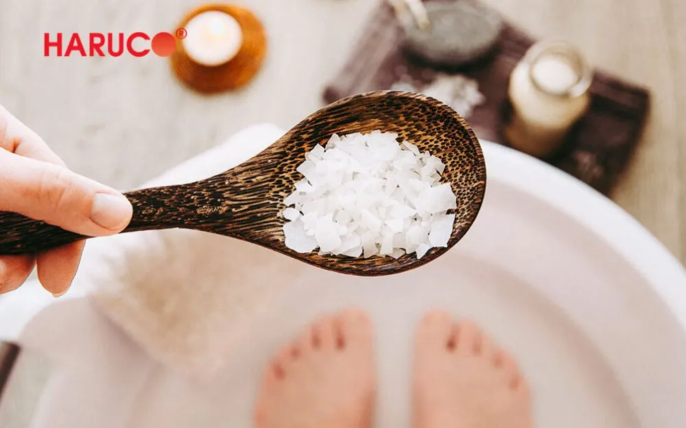 Pha từ 1 đến 2 muỗng canh muối hạt với 2 lít nước ấm để ngâm chân
