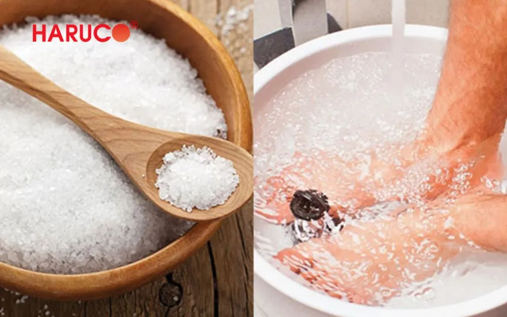 Ngâm chân nước nóng với muối giúp giảm cảm giác đau nhức chân