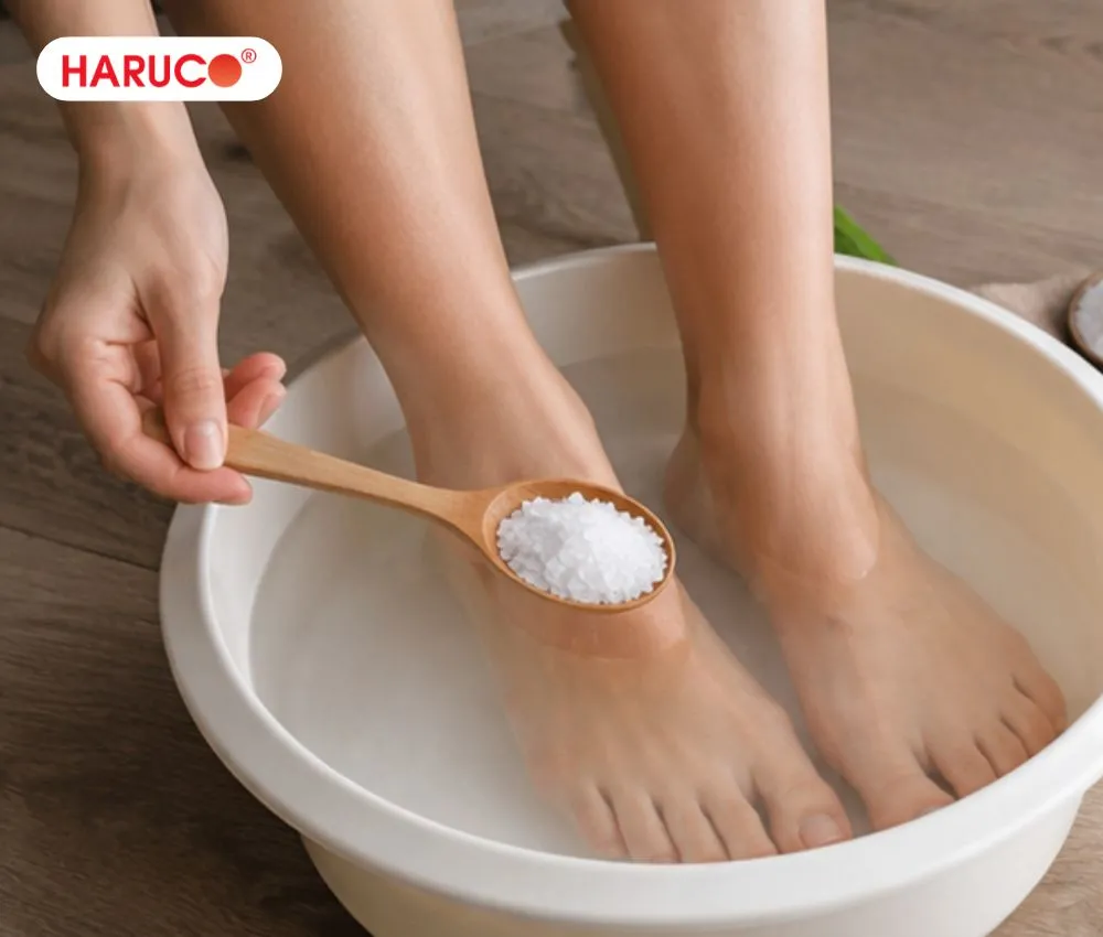 Ngâm chân với muối hạt giúp giảm mùi hôi chân