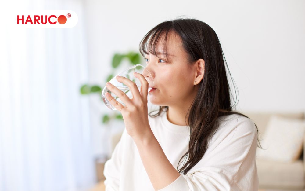 Uống nước sau khi ngâm chân để bù nước cho cơ thể
