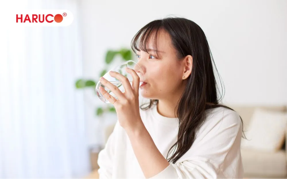 Uống nước sau khi ngâm chân để bù nước cho cơ thể
