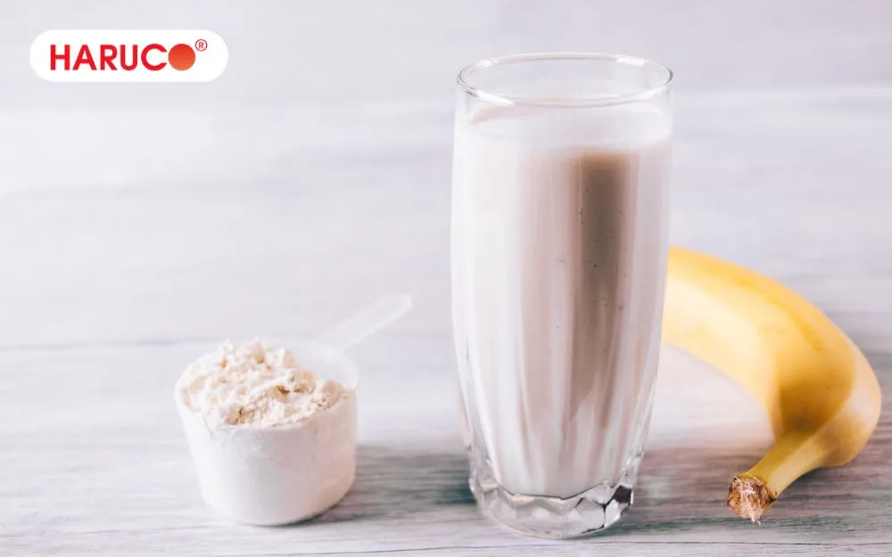 Uống một ly sinh tố whey protein chuối sau khi chạy bộ giúp tái tạo năng lượng
