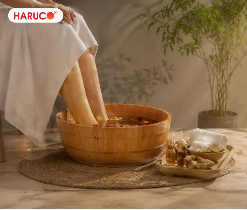 Ngâm chân với gừng tươi giúp tán hàn, giữ ấm cơ thể
