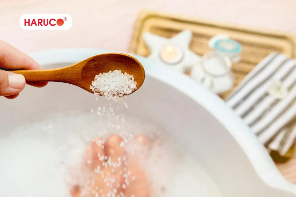 Muối ngâm chân thảo dược: Công dụng và cách dùng hiệu quả