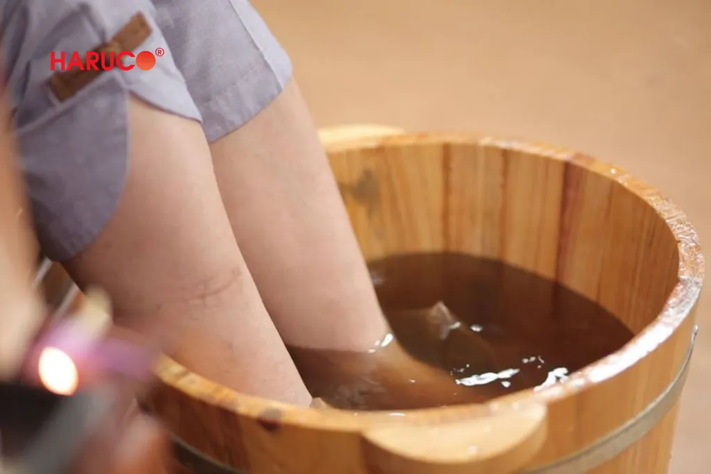 Ngâm chân thảo dược đúng cách giúp thư giãn hiệu quả hơn