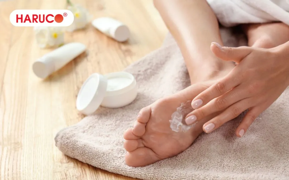 Dưỡng ẩm ngay sau khi ngâm chân trị nứt gót chân