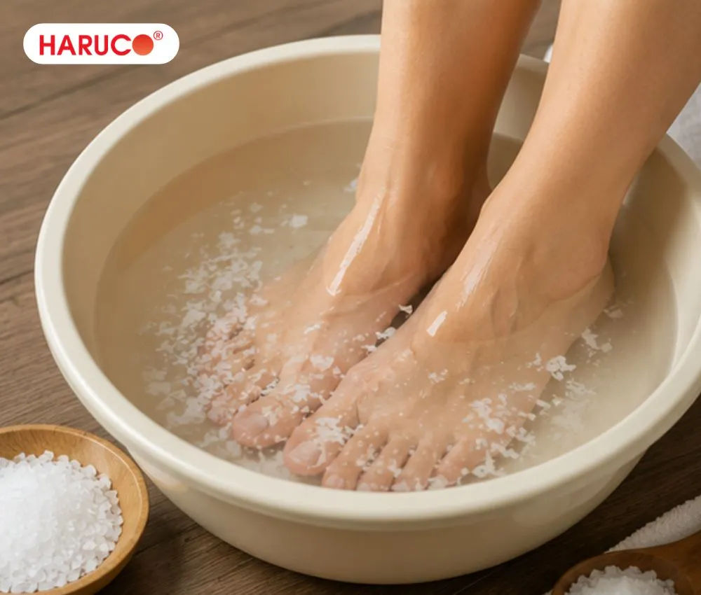 Ngâm chân trị phong thấp bằng nước muối ấm