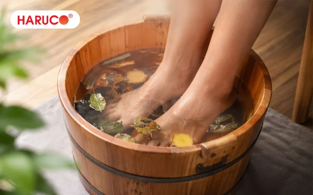 Câu trả lời cho câu hỏi ngâm chân trước hay sau khi tắm là nên ngâm chân sau khi tắm
