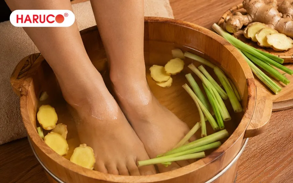 Ngâm chân với dầu gió giúp khử mùi hôi chân hiệu quả