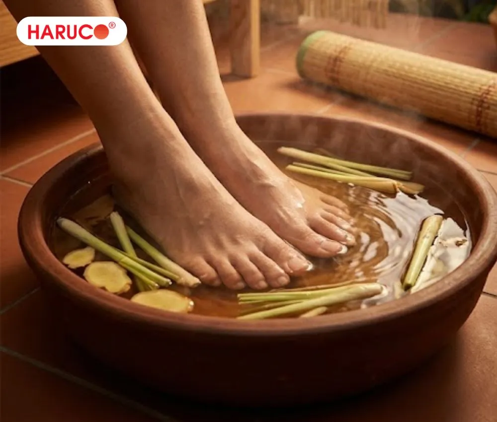 Ngâm chân với sả, sau đó massage chân bằng dầu gió