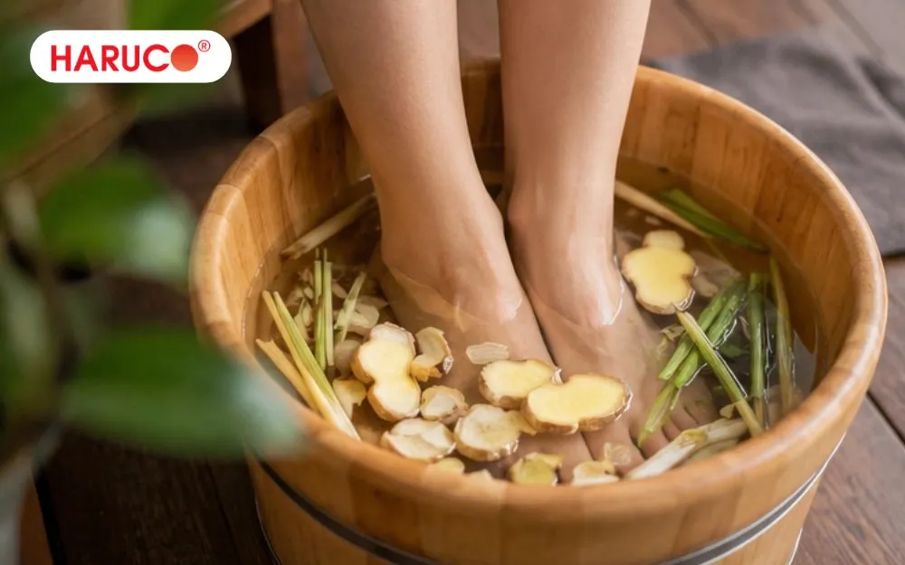 Dùng gừng tươi ngâm chân để giảm đau nhức