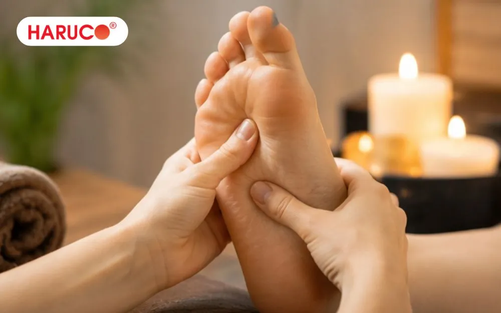 Massage nhẹ nhàng lòng bàn chân, các ngón chân để tăng hiệu quả lưu thông máu