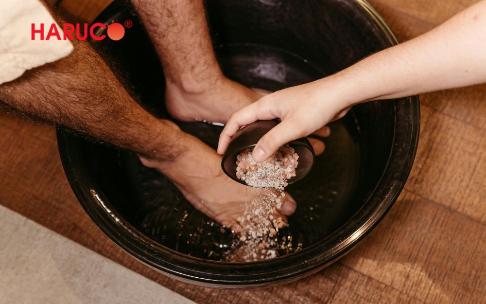 Ngâm chân với muối hỗ trợ khử mùi hôi chân