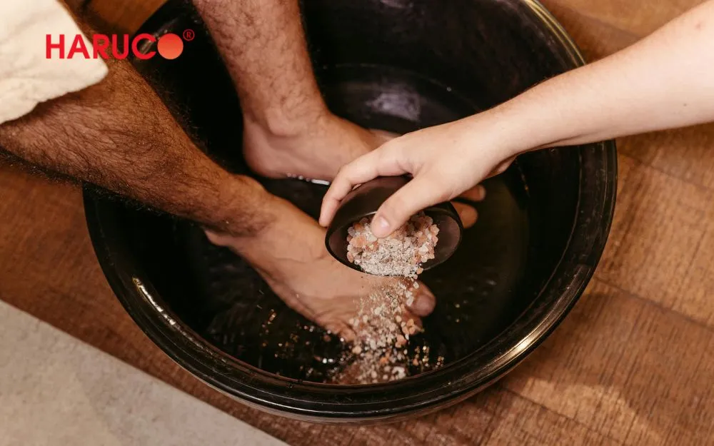Ngâm chân với muối hỗ trợ khử mùi hôi chân