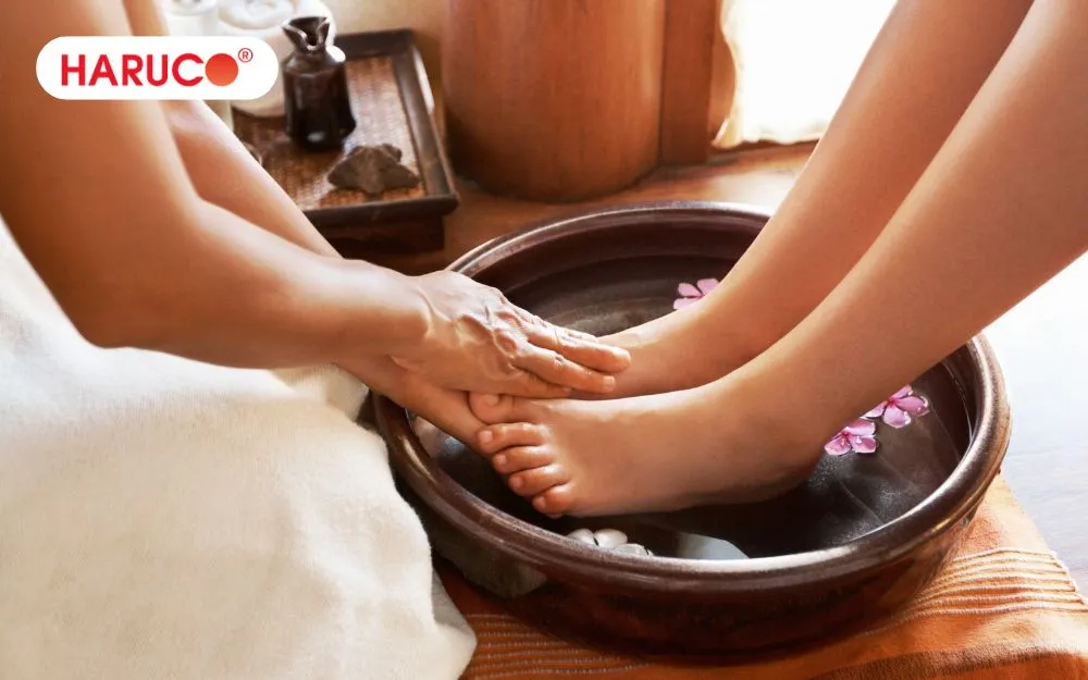 Người cao huyết áp ngâm chân cần theo dõi cơ thể kỹ càng