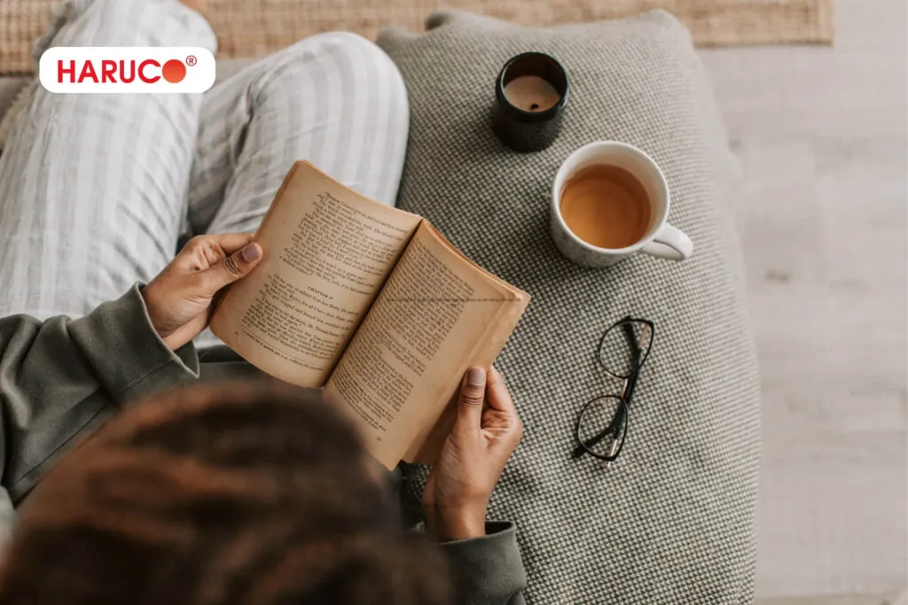 Nếu bạn đang băn khoăn nên làm gì khi người yêu bị stress, hãy khuyến khích họ đọc sách để tạm gác lại áp lực và cân bằng cảm xúc tốt hơn