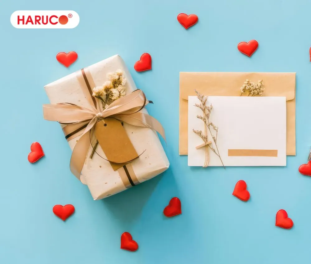 Một tấm thiệp với những lời chúc chân thành sẽ giúp món quà trở nên đặc biệt hơn