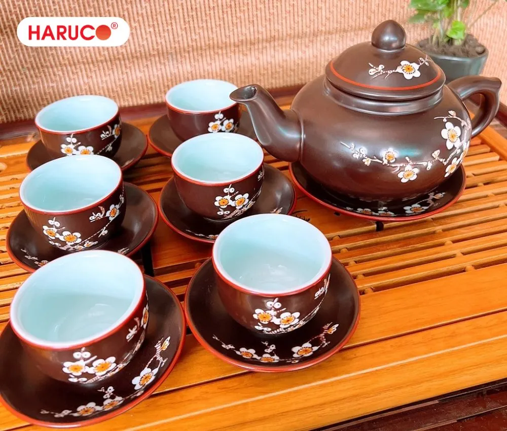 Một bộ ấm trà bằng gốm sứ là món quà mừng thọ cụ bà 90 tuổi tuyệt vời