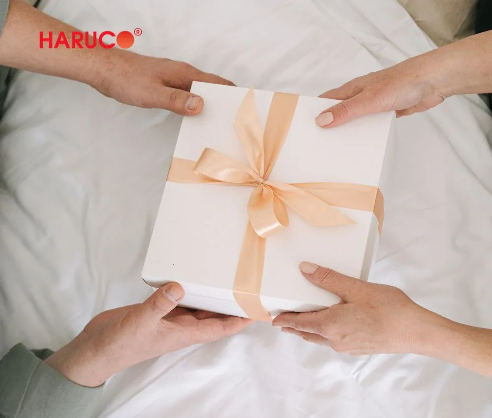Giá trị của món quà tăng lên gấp bội nếu bạn biết cách trao gửi tinh tế