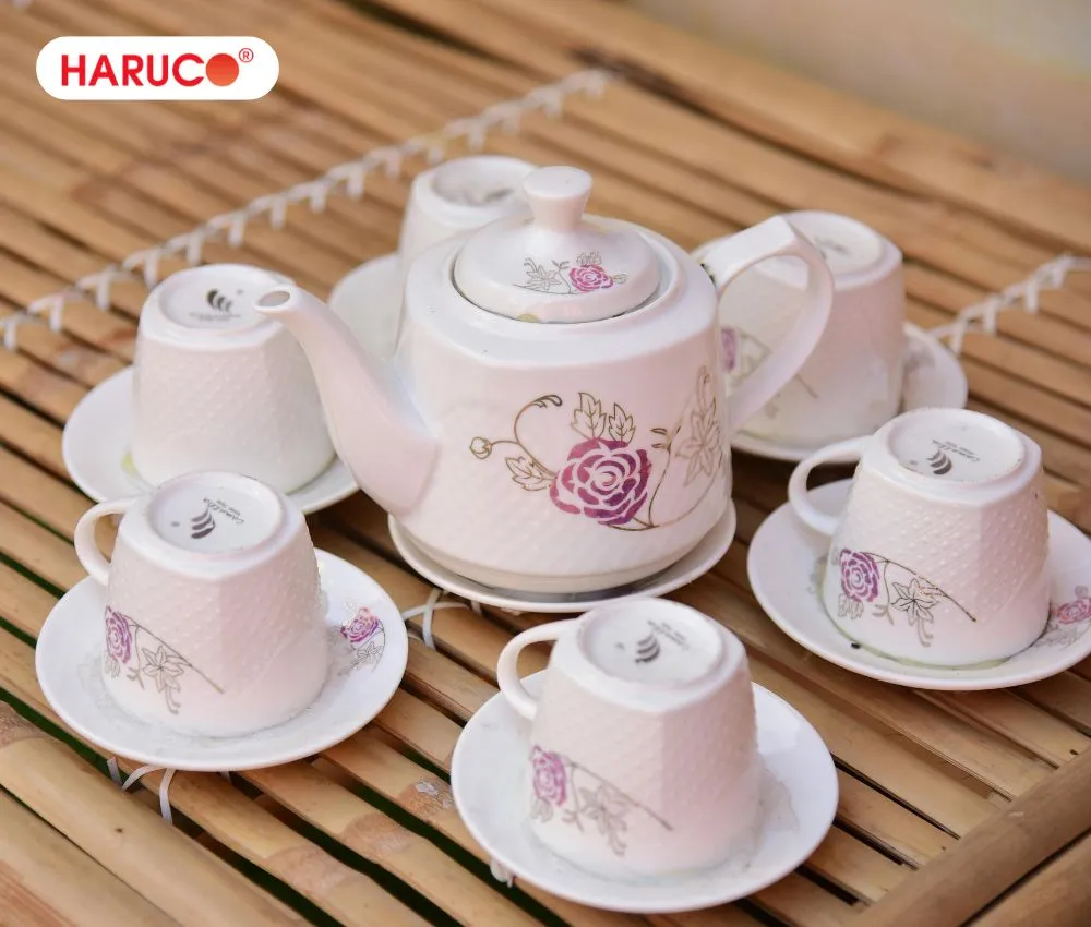 Bộ ấm trà đẹp là món quà tặng bà ngoại tinh tế