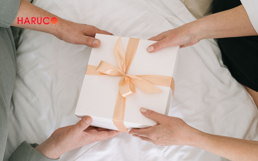 Chú ý đến hình thức đóng gói và cách trao tặng cho mẹ chồng 