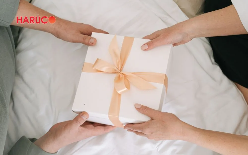 Chú ý đến hình thức đóng gói và cách trao tặng cho mẹ chồng 