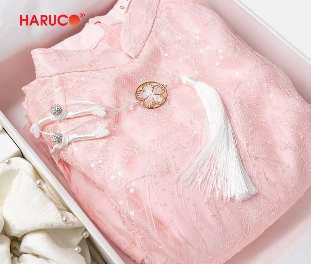 Tặng mẹ chồng Hàn Quốc áo dài cách tân