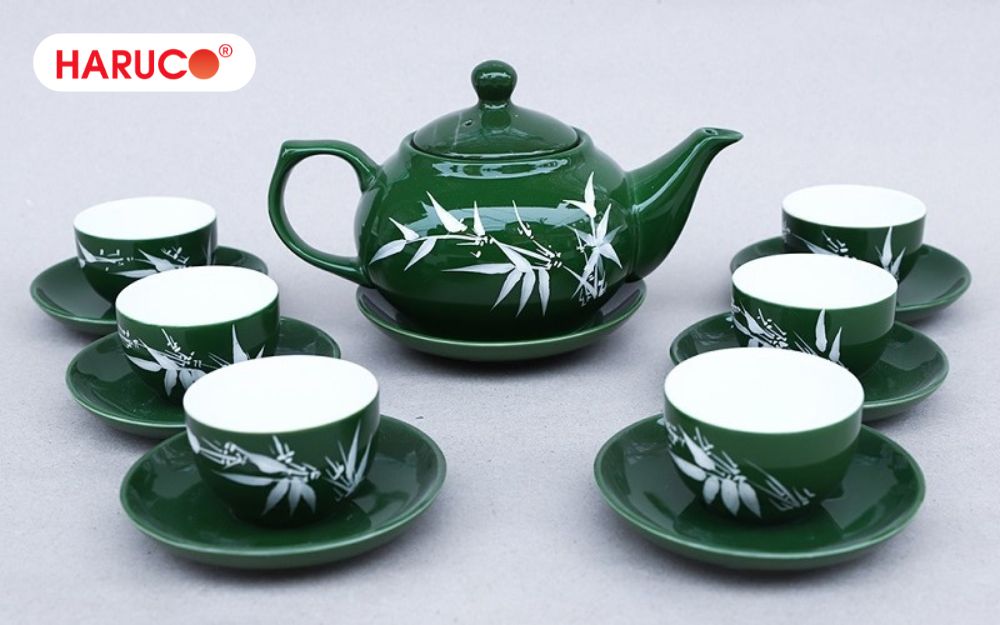 Một bộ ấm trà bằng gốm sứ tinh xảo là món quà tặng ông bà tuyệt vời