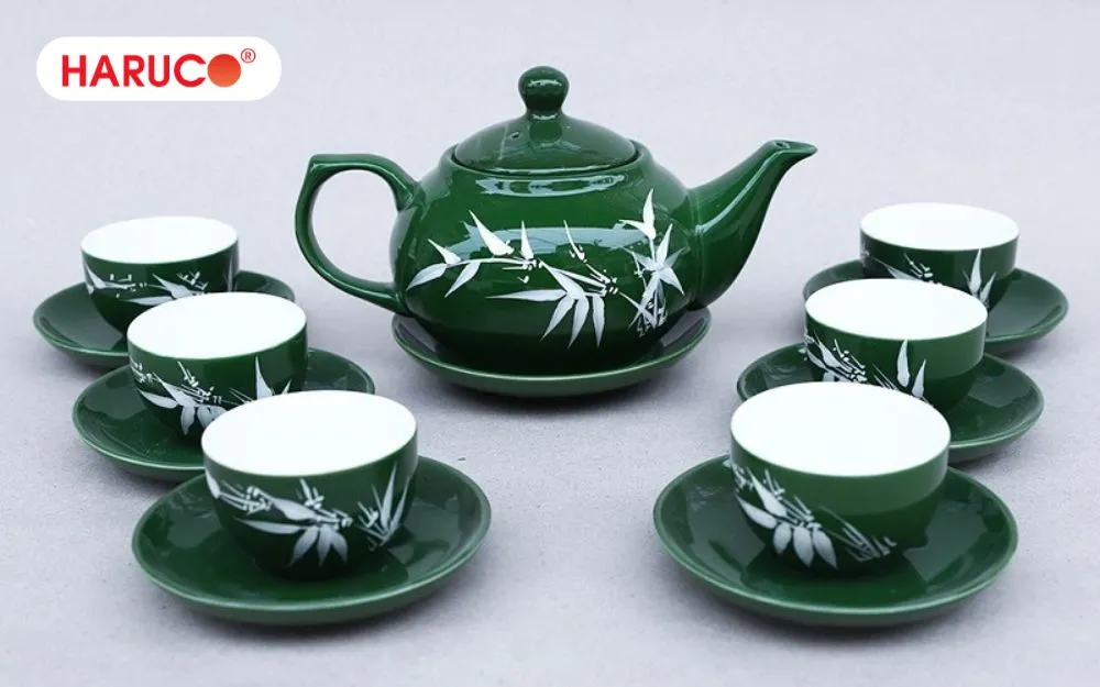 Một bộ ấm trà bằng gốm sứ tinh xảo là món quà tặng ông bà tuyệt vời