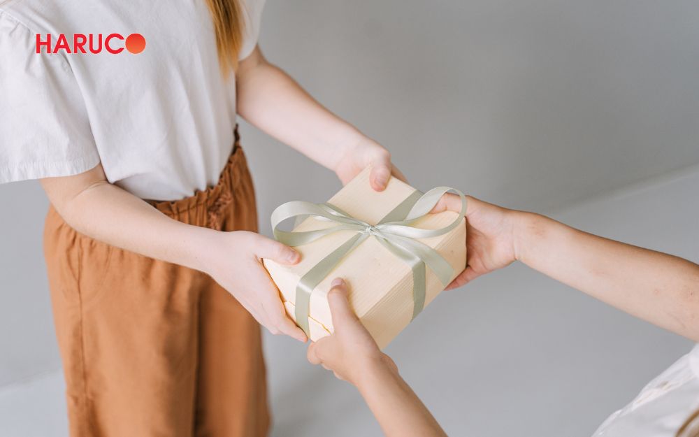 Chọn quà tặng sinh nhật mẹ chồng phù hợp với độ tuổi, sở thích