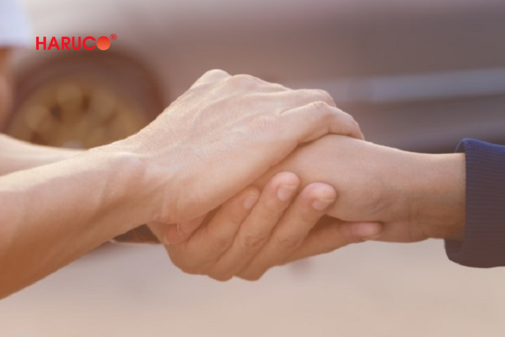 Lắng nghe và đồng hành đúng cách là một trong những điều quan trọng nhất khi tìm hiểu nên làm gì khi người yêu bị stress