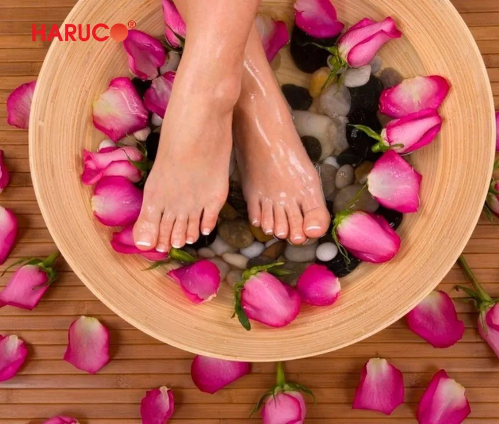 Ngâm chân kết hợp massage giúp nâng cao công dụng