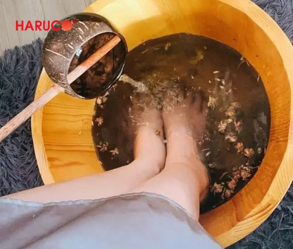 Ngâm chân nước nóng với muối giúp khử mùi và mang lại cảm giác thư giãn