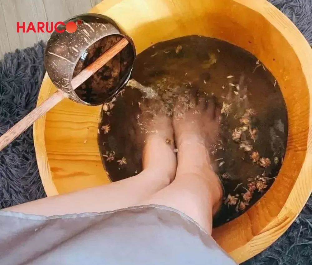 Ngâm chân nước nóng với muối giúp khử mùi và mang lại cảm giác thư giãn