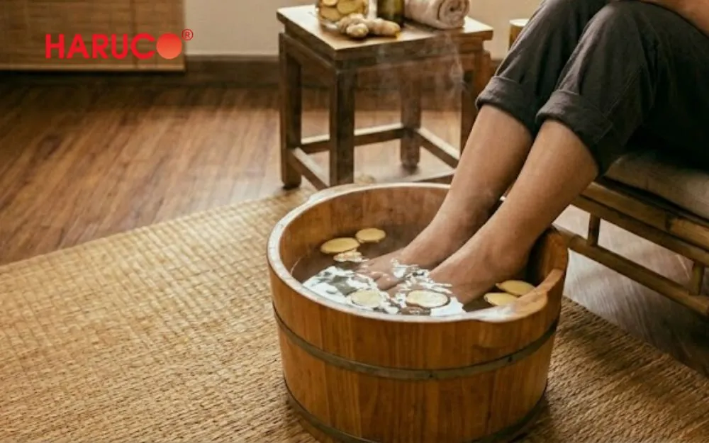 Ngâm chân với gừng giúp làm ấm cơ thể