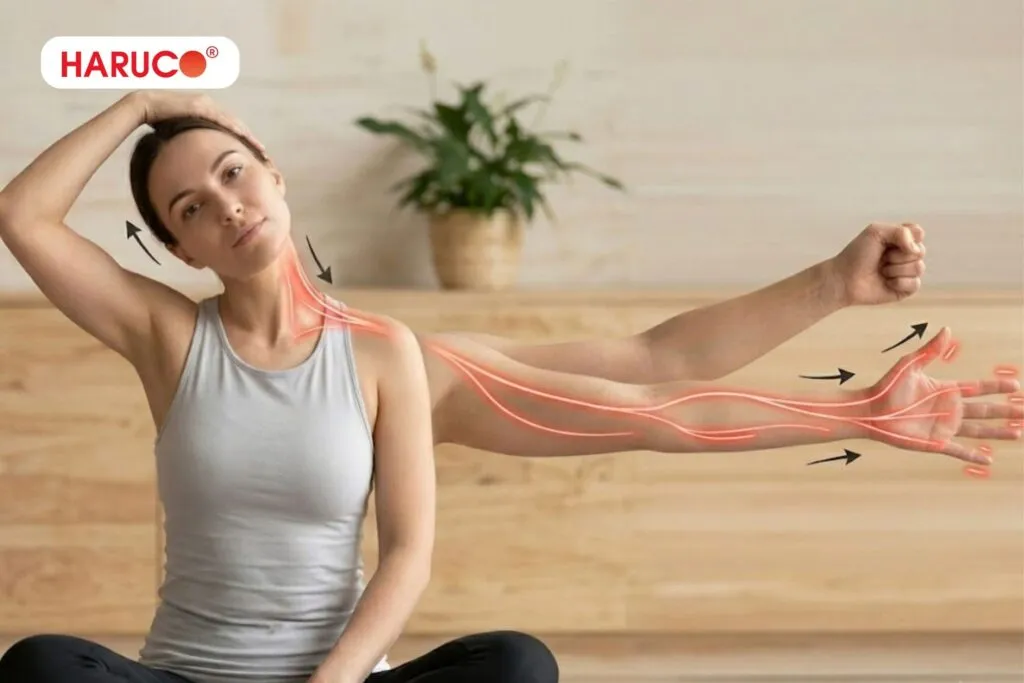 Các bài tập kéo giãn cổ và co duỗi tay giúp khắc phục tình trạng tay có cảm giác như kiến bò