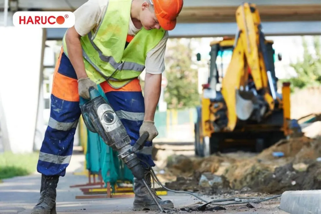 Người lao động chân tay thường phải sử dụng lực ở cổ tay, dễ dẫn đến tay có cảm giác như kim châm