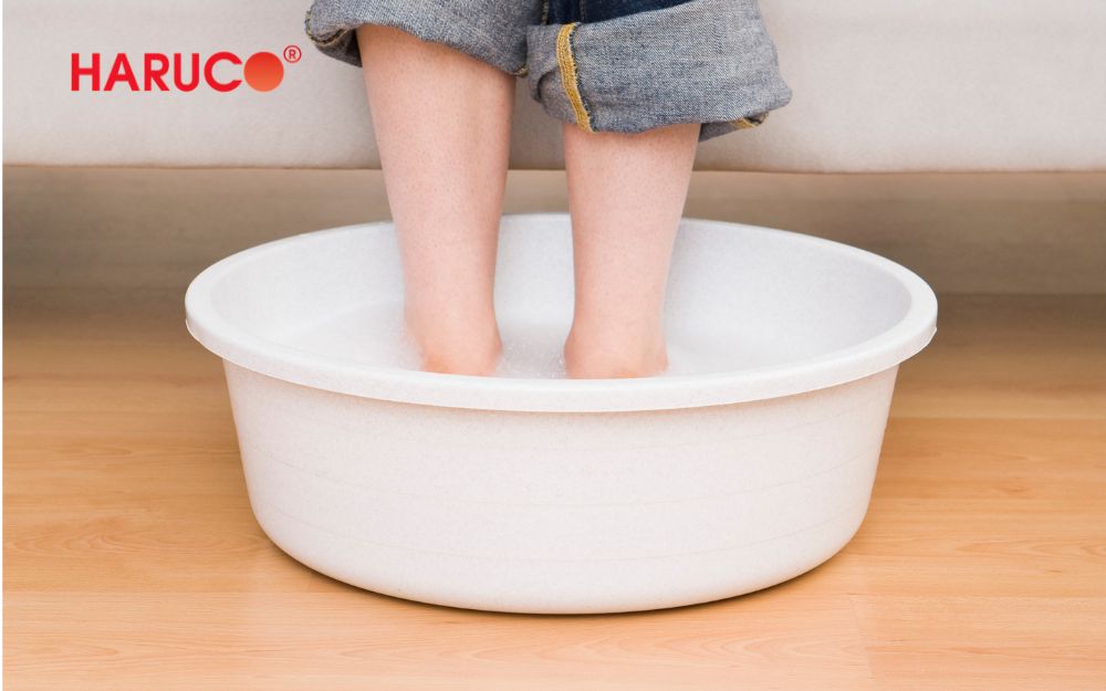 Vệ sinh chậu ngâm sạch sẽ để hạn chế vi khuẩn phát triển