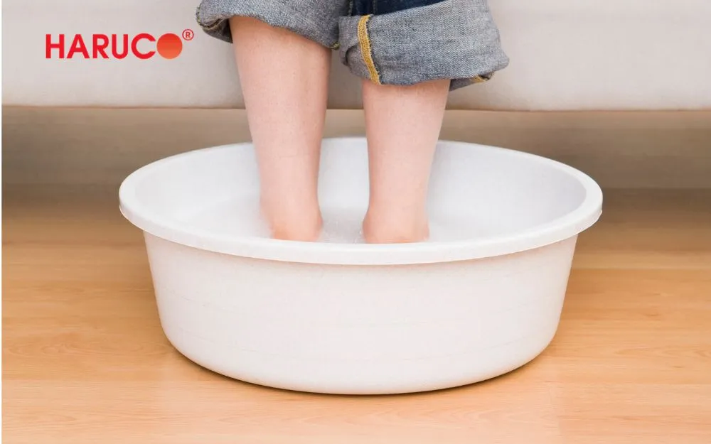 Vệ sinh chậu ngâm sạch sẽ để hạn chế vi khuẩn phát triển