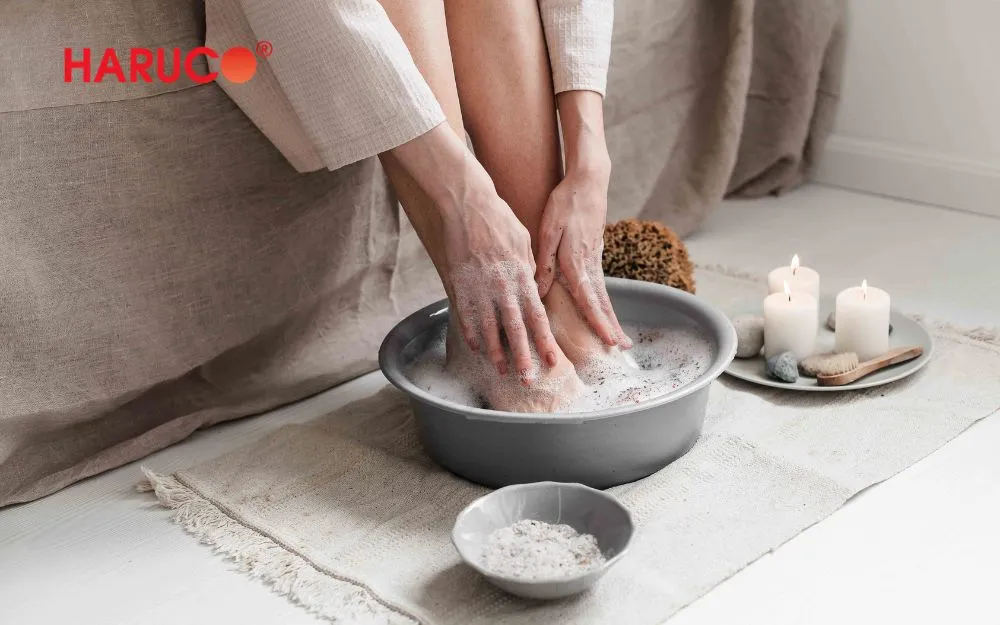 Kết hợp massage nhẹ nhàng lòng bàn chân trong quá trình ngâm